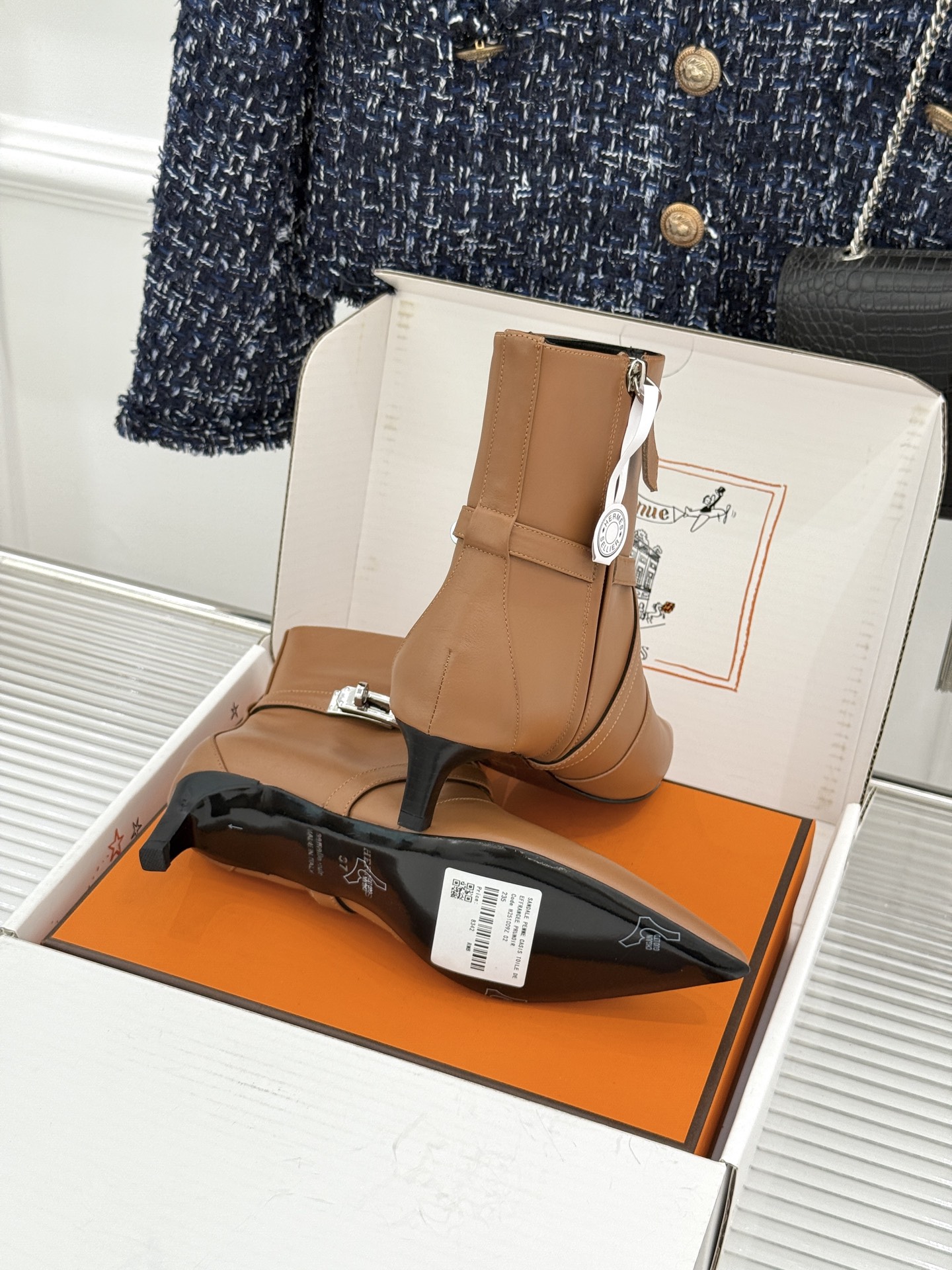 顶版 Hermès/爱马仕26WF新品Kelly扣 尖头侧拉链性感猫跟短靴 Kelly锁扣镌刻经典标识 尖头微露性感氛围 顶版 Hermès/爱马仕26WF新品Kelly扣 尖头侧拉链性感猫跟短靴 Kelly锁扣镌刻经典标识 尖头微露性感氛围