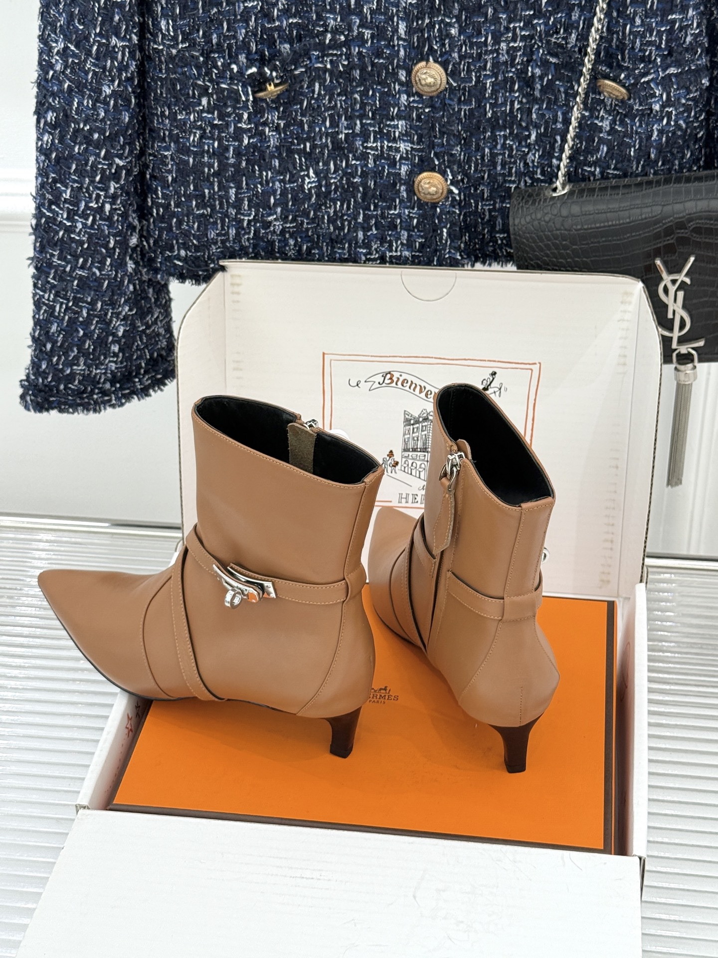 顶版 Hermès/爱马仕26WF新品Kelly扣 尖头侧拉链性感猫跟短靴 Kelly锁扣镌刻经典标识 尖头微露性感氛围 顶版 Hermès/爱马仕26WF新品Kelly扣 尖头侧拉链性感猫跟短靴 Kelly锁扣镌刻经典标识 尖头微露性感氛围