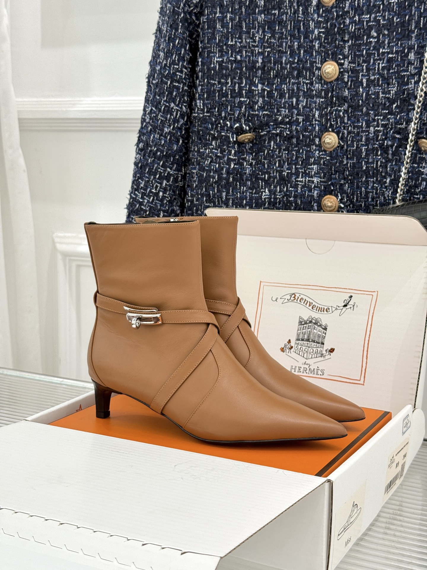 顶版 Hermès/爱马仕26WF新品Kelly扣 尖头侧拉链性感猫跟短靴 Kelly锁扣镌刻经典标识 尖头微露性感氛围 顶版 Hermès/爱马仕26WF新品Kelly扣 尖头侧拉链性感猫跟短靴 Kelly锁扣镌刻经典标识 尖头微露性感氛围
