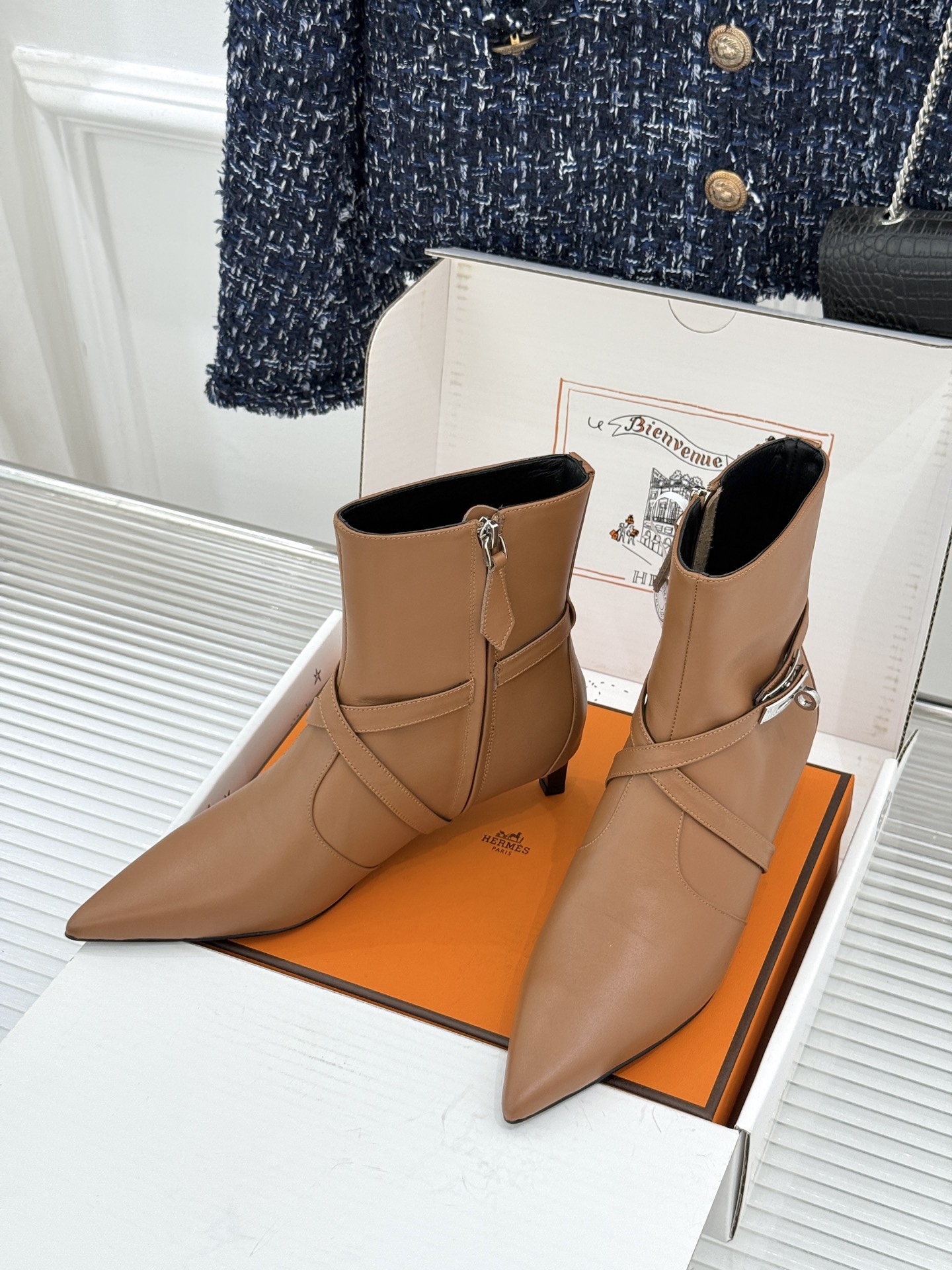 顶版 Hermès/爱马仕26WF新品Kelly扣 尖头侧拉链性感猫跟短靴 Kelly锁扣镌刻经典标识 尖头微露性感氛围 顶版 Hermès/爱马仕26WF新品Kelly扣 尖头侧拉链性感猫跟短靴 Kelly锁扣镌刻经典标识 尖头微露性感氛围