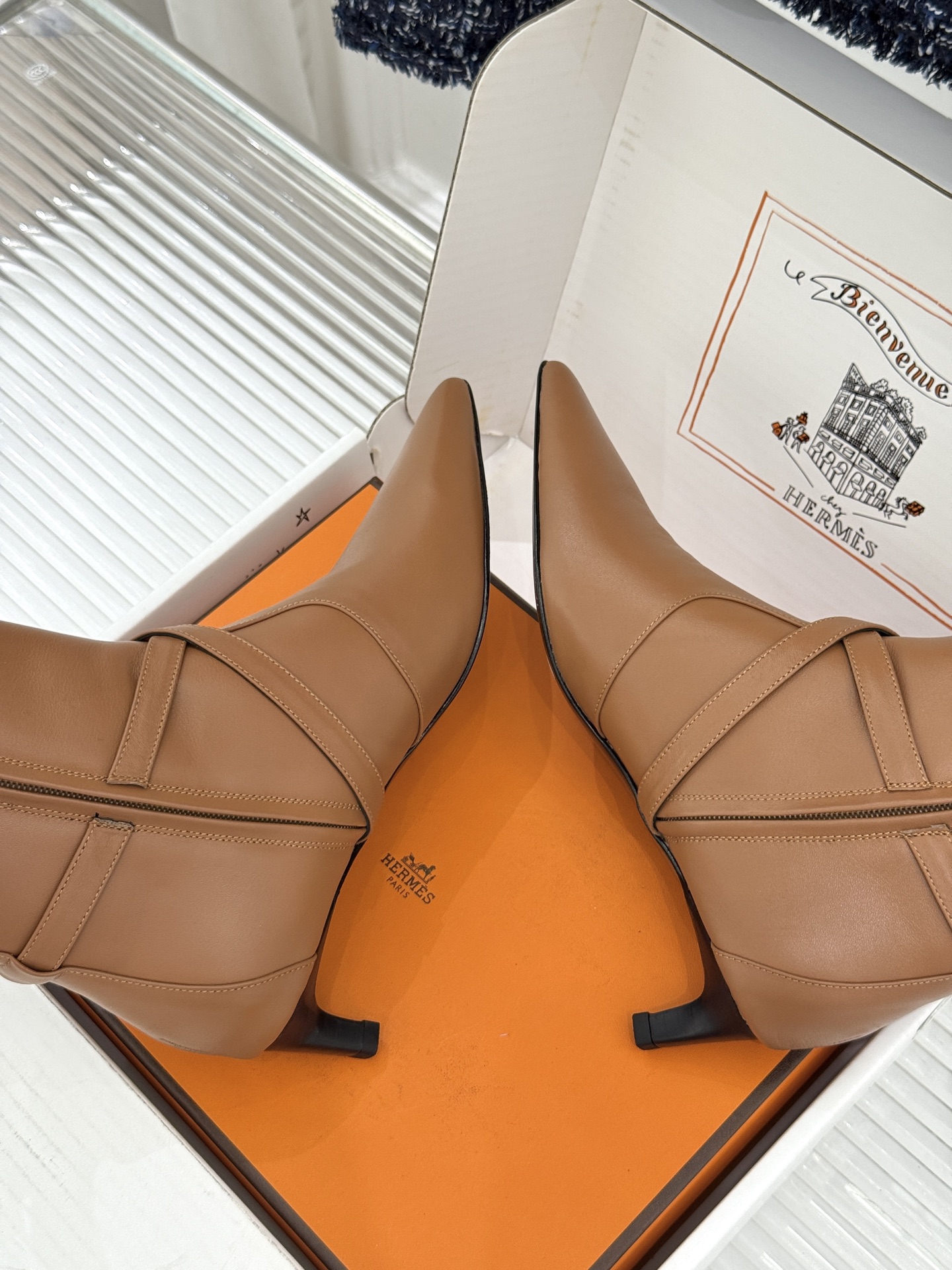 顶版 Hermès/爱马仕26WF新品Kelly扣 尖头侧拉链性感猫跟短靴 Kelly锁扣镌刻经典标识 尖头微露性感氛围 顶版 Hermès/爱马仕26WF新品Kelly扣 尖头侧拉链性感猫跟短靴 Kelly锁扣镌刻经典标识 尖头微露性感氛围
