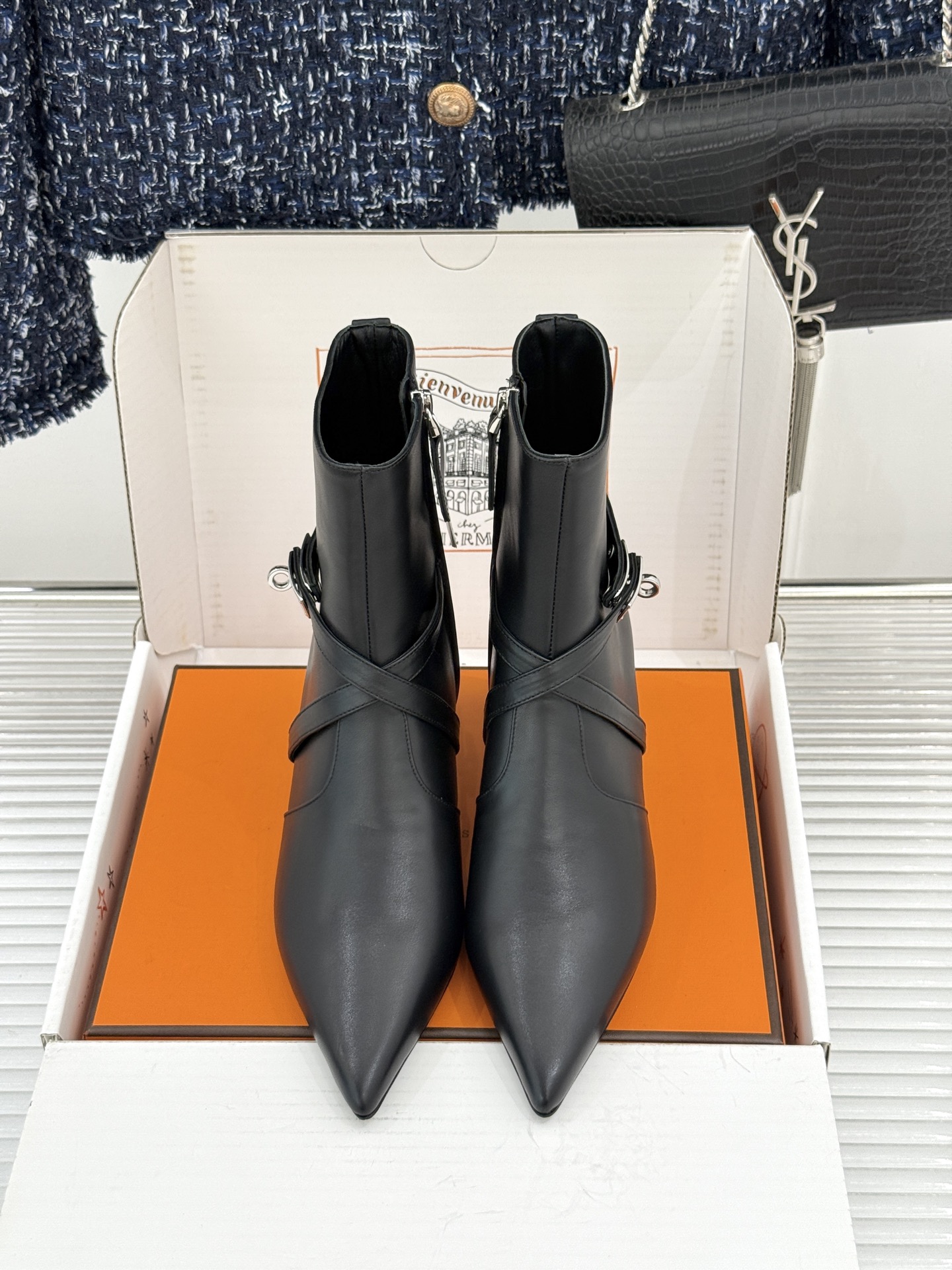 顶版 Hermès/爱马仕26WF新品Kelly扣 尖头侧拉链性感猫跟短靴 Kelly锁扣镌刻经典标识 尖头微露性感氛围 顶版 Hermès/爱马仕26WF新品Kelly扣 尖头侧拉链性感猫跟短靴 Kelly锁扣镌刻经典标识 尖头微露性感氛围