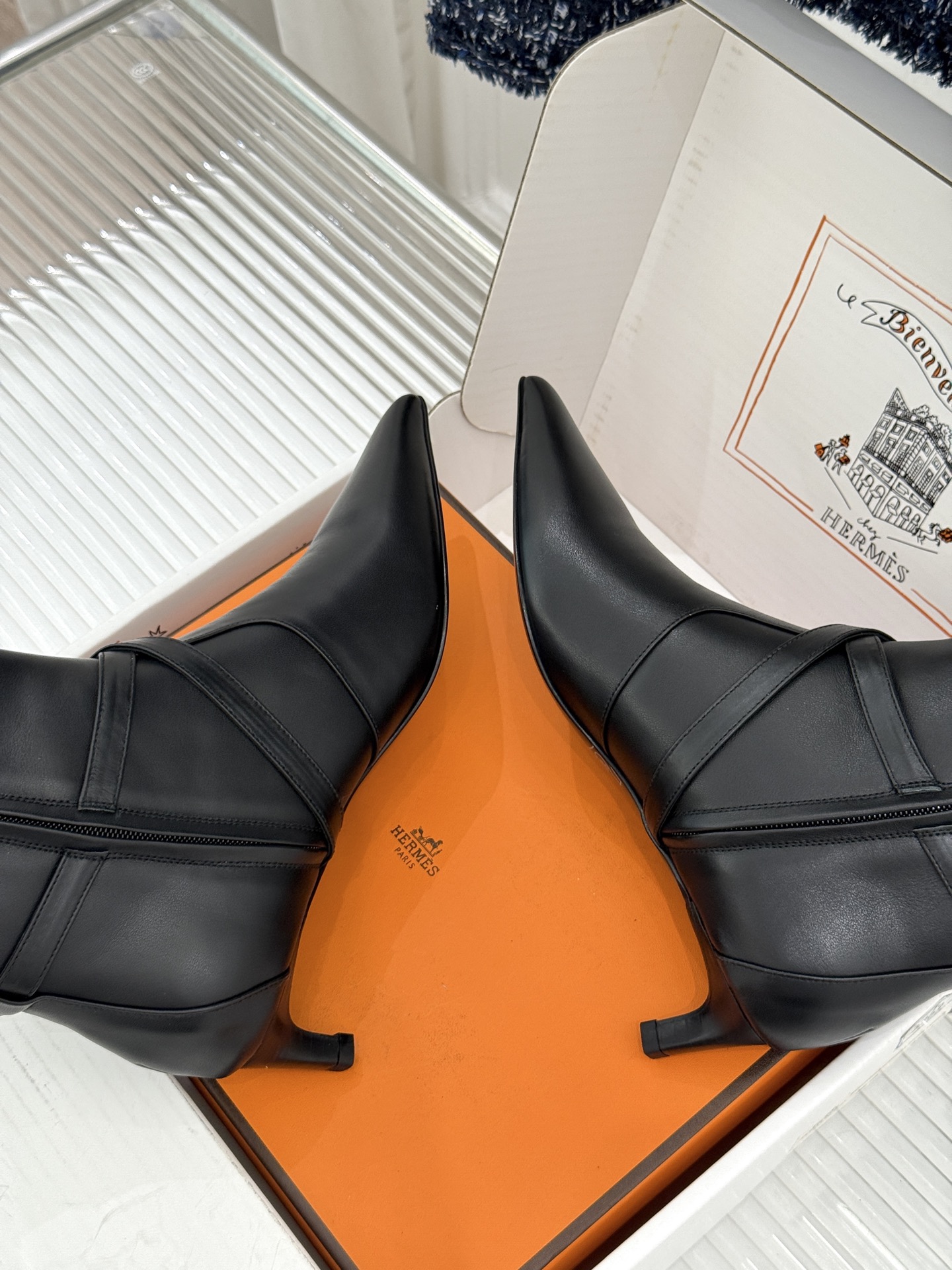 顶版 Hermès/爱马仕26WF新品Kelly扣 尖头侧拉链性感猫跟短靴 Kelly锁扣镌刻经典标识 尖头微露性感氛围 顶版 Hermès/爱马仕26WF新品Kelly扣 尖头侧拉链性感猫跟短靴 Kelly锁扣镌刻经典标识 尖头微露性感氛围