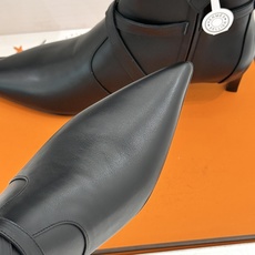 顶版 Hermès/爱马仕26WF新品Kelly扣 尖头侧拉链性感猫跟短靴 Kelly锁扣镌刻经典标识 尖头微露性感氛围 顶版 Hermès/爱马仕26WF新品Kelly扣 尖头侧拉链性感猫跟短靴 Kelly锁扣镌刻经典标识 尖头微露性感氛围