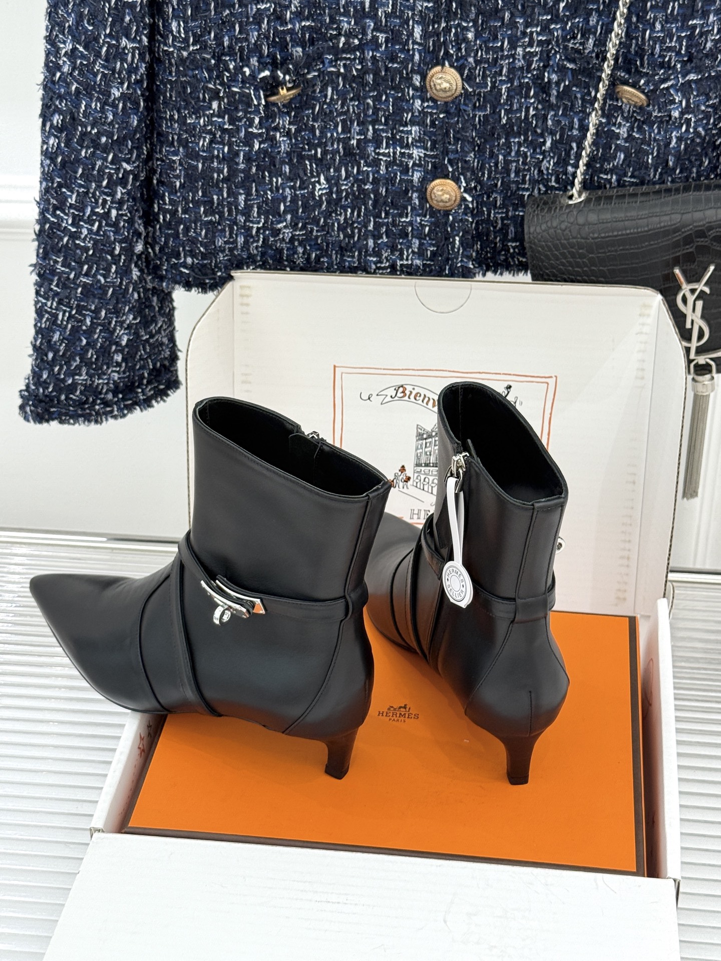 顶版 Hermès/爱马仕26WF新品Kelly扣 尖头侧拉链性感猫跟短靴 Kelly锁扣镌刻经典标识 尖头微露性感氛围 顶版 Hermès/爱马仕26WF新品Kelly扣 尖头侧拉链性感猫跟短靴 Kelly锁扣镌刻经典标识 尖头微露性感氛围