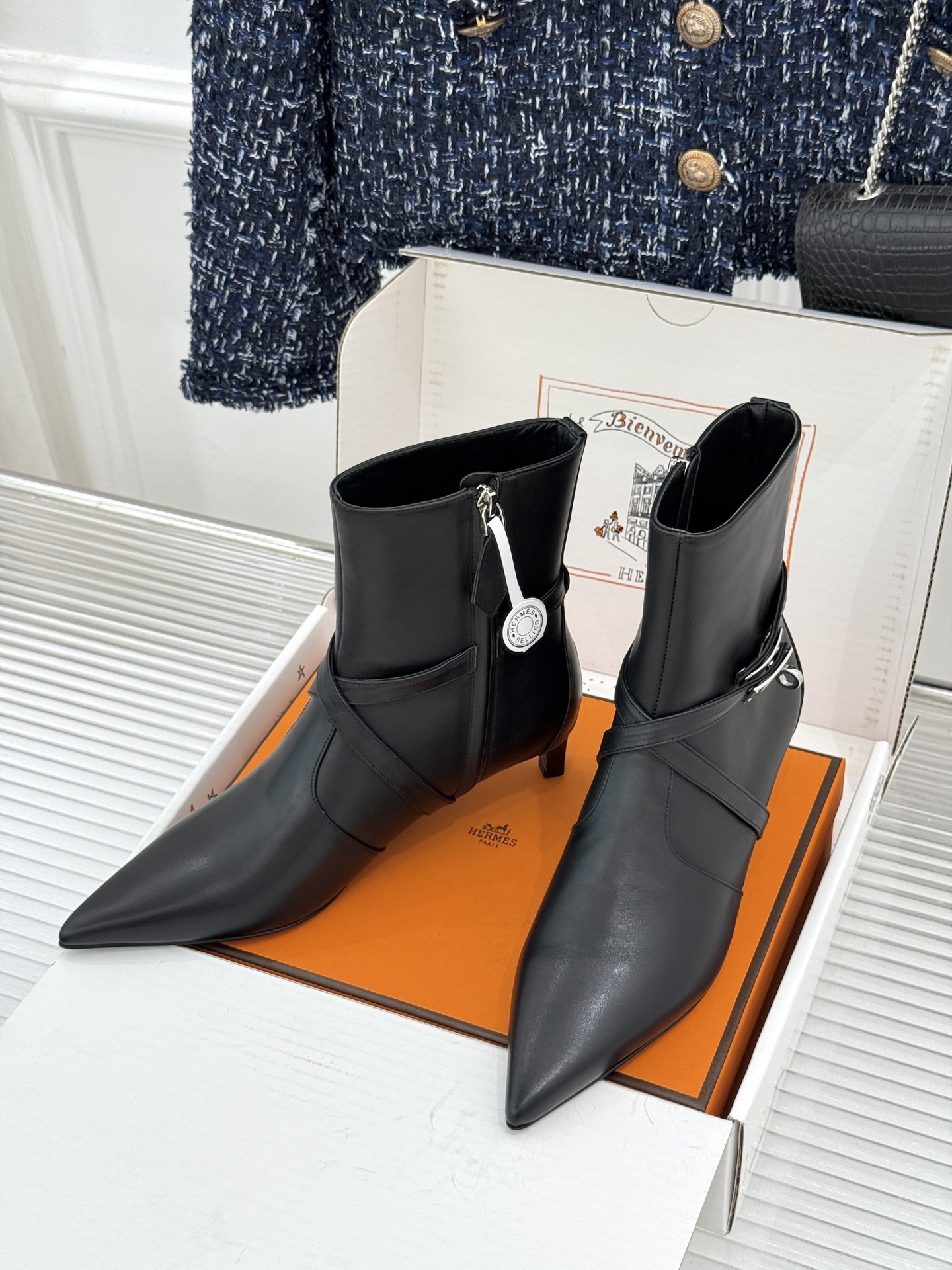 顶版 Hermès/爱马仕26WF新品Kelly扣 尖头侧拉链性感猫跟短靴 Kelly锁扣镌刻经典标识 尖头微露性感氛围 顶版 Hermès/爱马仕26WF新品Kelly扣 尖头侧拉链性感猫跟短靴 Kelly锁扣镌刻经典标识 尖头微露性感氛围