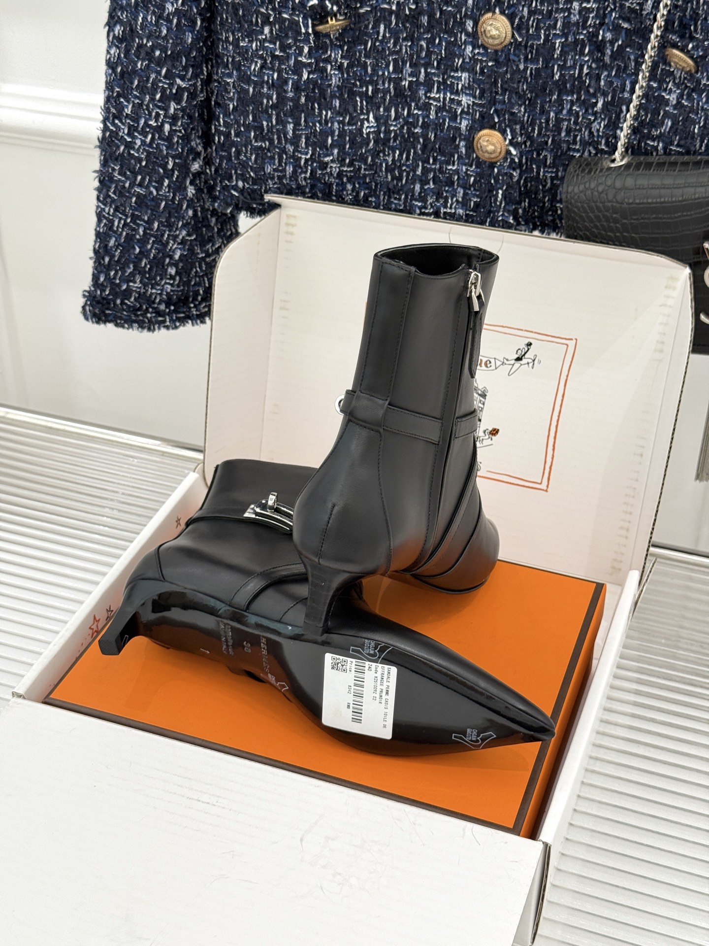 顶版 Hermès/爱马仕26WF新品Kelly扣 尖头侧拉链性感猫跟短靴 Kelly锁扣镌刻经典标识 尖头微露性感氛围 顶版 Hermès/爱马仕26WF新品Kelly扣 尖头侧拉链性感猫跟短靴 Kelly锁扣镌刻经典标识 尖头微露性感氛围