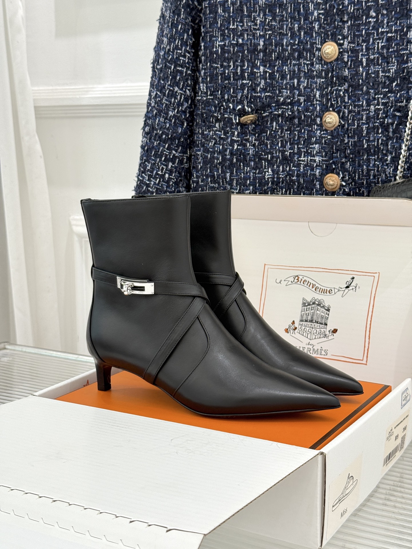 顶版 Hermès/爱马仕26WF新品Kelly扣 尖头侧拉链性感猫跟短靴 Kelly锁扣镌刻经典标识 尖头微露性感氛围 顶版 Hermès/爱马仕26WF新品Kelly扣 尖头侧拉链性感猫跟短靴 Kelly锁扣镌刻经典标识 尖头微露性感氛围