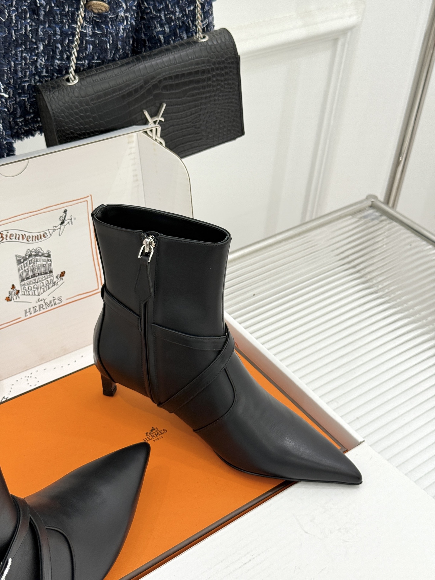 顶版 Hermès/爱马仕26WF新品Kelly扣 尖头侧拉链性感猫跟短靴 Kelly锁扣镌刻经典标识 尖头微露性感氛围 顶版 Hermès/爱马仕26WF新品Kelly扣 尖头侧拉链性感猫跟短靴 Kelly锁扣镌刻经典标识 尖头微露性感氛围