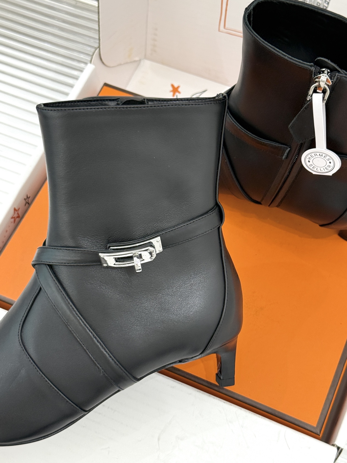 顶版 Hermès/爱马仕26WF新品Kelly扣 尖头侧拉链性感猫跟短靴 Kelly锁扣镌刻经典标识 尖头微露性感氛围 顶版 Hermès/爱马仕26WF新品Kelly扣 尖头侧拉链性感猫跟短靴 Kelly锁扣镌刻经典标识 尖头微露性感氛围