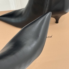 Gianvito Rossi 26WF秋冬新品 尖头复古侧拉链高跟短靴 意式极简镌刻复古调性 尖头勾勒纤细足型线条 侧拉 Gianvito Rossi 26WF秋冬新品 尖头复古侧拉链高跟短靴 意式极简镌刻复古调性 尖头勾勒纤细足型线条 侧拉