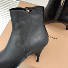 Gianvito Rossi 26WF秋冬新品 尖头复古侧拉链高跟短靴 意式极简镌刻复古调性 尖头勾勒纤细足型线条 侧拉 Gianvito Rossi 26WF秋冬新品 尖头复古侧拉链高跟短靴 意式极简镌刻复古调性 尖头勾勒纤细足型线条 侧拉