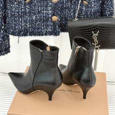 Gianvito Rossi 26WF秋冬新品 尖头复古侧拉链高跟短靴 意式极简镌刻复古调性 尖头勾勒纤细足型线条 侧拉 Gianvito Rossi 26WF秋冬新品 尖头复古侧拉链高跟短靴 意式极简镌刻复古调性 尖头勾勒纤细足型线条 侧拉
