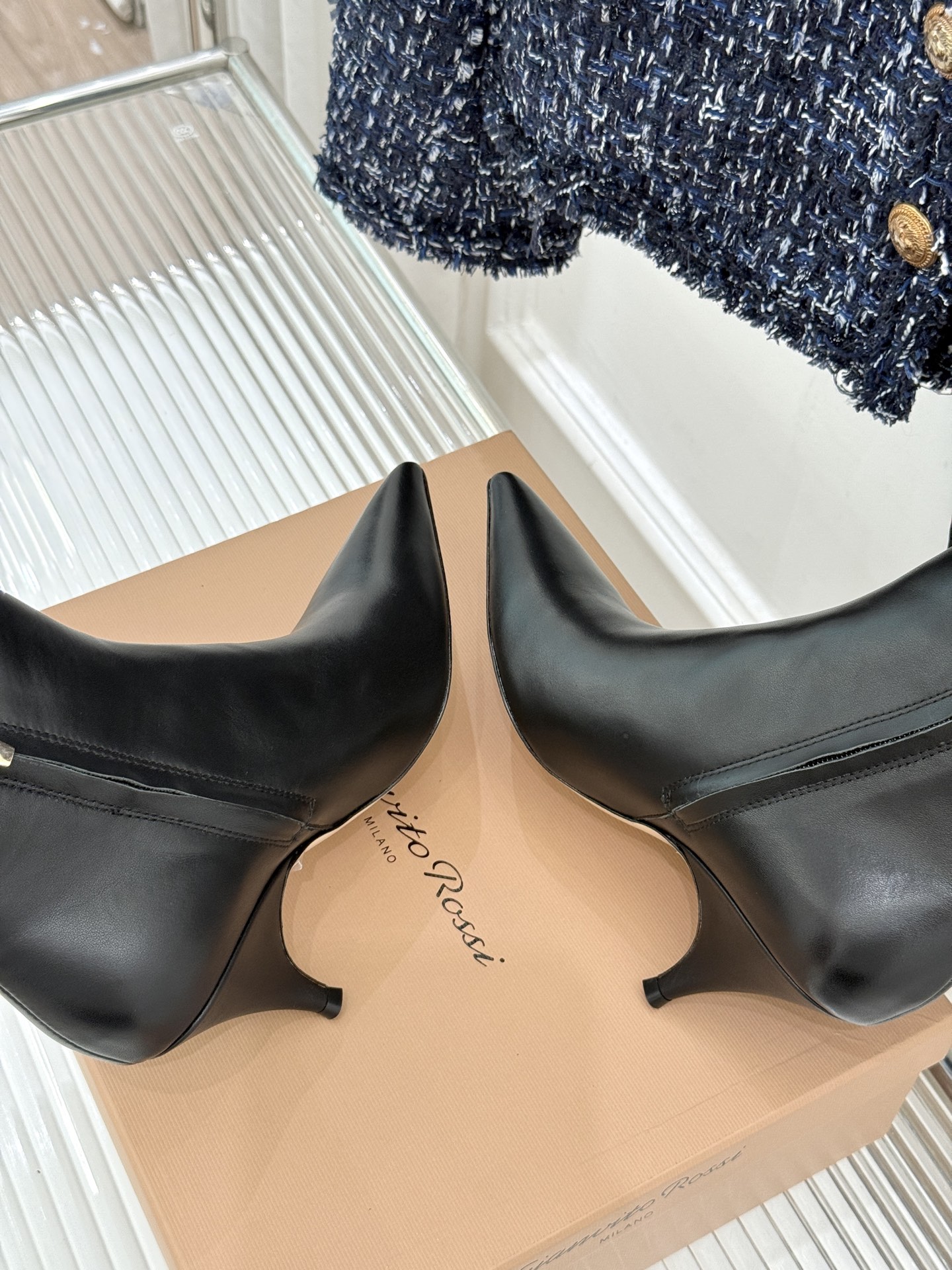 Gianvito Rossi 26WF秋冬新品 尖头复古侧拉链高跟短靴 意式极简镌刻复古调性 尖头勾勒纤细足型线条 侧拉 Gianvito Rossi 26WF秋冬新品 尖头复古侧拉链高跟短靴 意式极简镌刻复古调性 尖头勾勒纤细足型线条 侧拉
