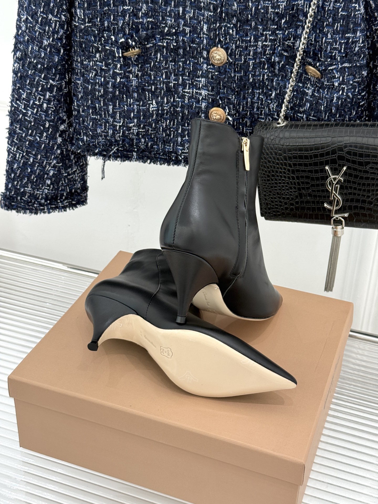 Gianvito Rossi 26WF秋冬新品 尖头复古侧拉链高跟短靴 意式极简镌刻复古调性 尖头勾勒纤细足型线条 侧拉 Gianvito Rossi 26WF秋冬新品 尖头复古侧拉链高跟短靴 意式极简镌刻复古调性 尖头勾勒纤细足型线条 侧拉