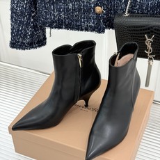 Gianvito Rossi 26WF秋冬新品 尖头复古侧拉链高跟短靴 意式极简镌刻复古调性 尖头勾勒纤细足型线条 侧拉 Gianvito Rossi 26WF秋冬新品 尖头复古侧拉链高跟短靴 意式极简镌刻复古调性 尖头勾勒纤细足型线条 侧拉