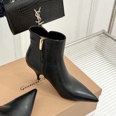 Gianvito Rossi 26WF秋冬新品 尖头复古侧拉链高跟短靴 意式极简镌刻复古调性 尖头勾勒纤细足型线条 侧拉 Gianvito Rossi 26WF秋冬新品 尖头复古侧拉链高跟短靴 意式极简镌刻复古调性 尖头勾勒纤细足型线条 侧拉