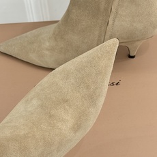 Gianvito Rossi 26WF秋冬新品 尖头复古侧拉链高跟短靴 意式极简镌刻复古调性 尖头勾勒纤细足型线条 侧拉 Gianvito Rossi 26WF秋冬新品 尖头复古侧拉链高跟短靴 意式极简镌刻复古调性 尖头勾勒纤细足型线条 侧拉