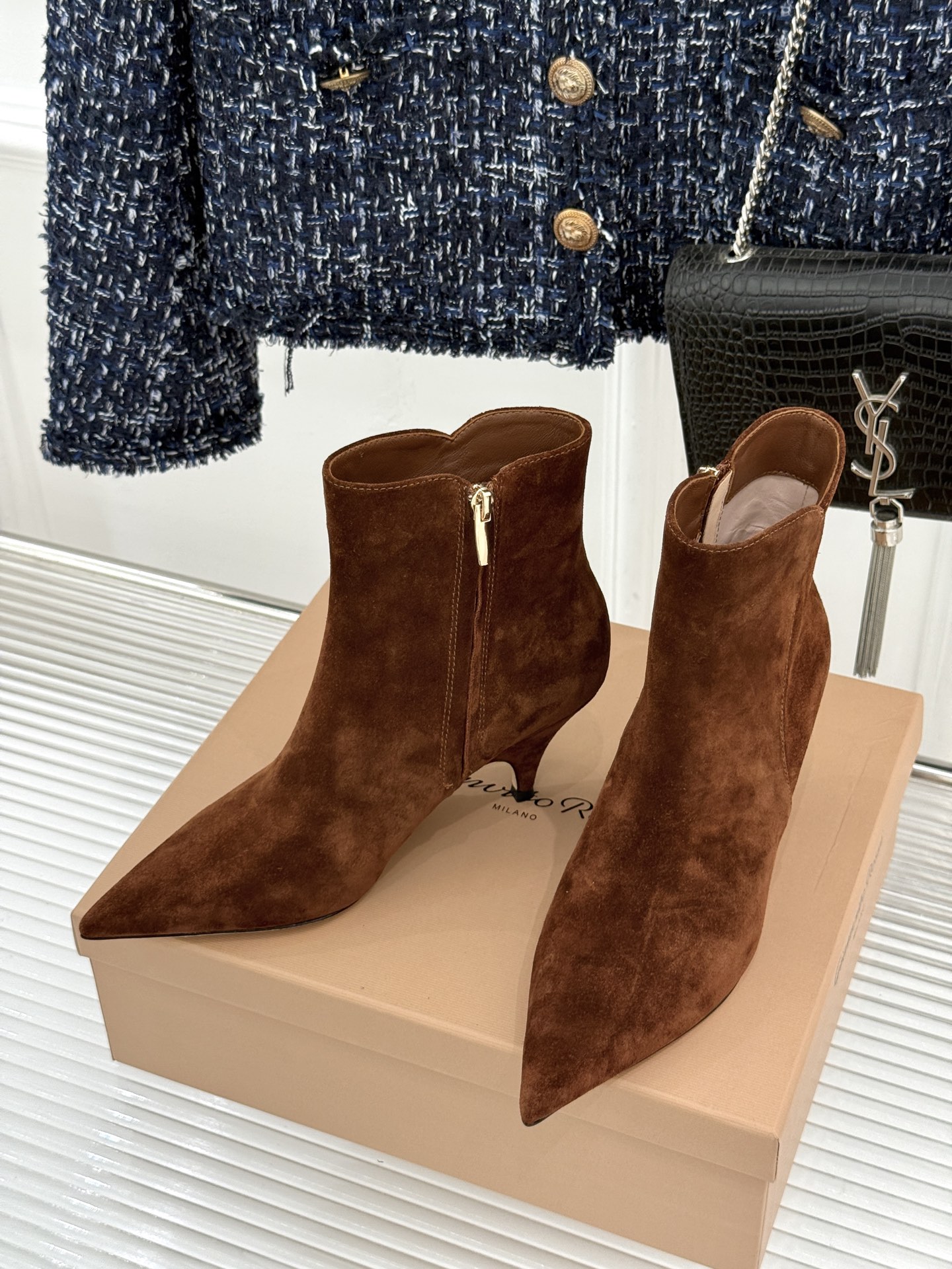 Gianvito Rossi 26WF秋冬新品 尖头复古侧拉链高跟短靴 意式极简镌刻复古调性 尖头勾勒纤细足型线条 侧拉