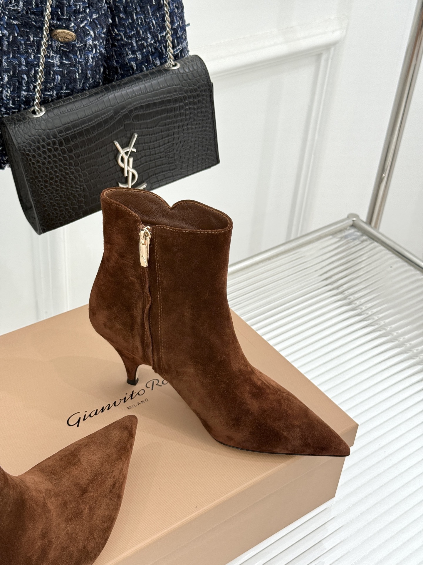 Gianvito Rossi 26WF秋冬新品 尖头复古侧拉链高跟短靴 意式极简镌刻复古调性 尖头勾勒纤细足型线条 侧拉