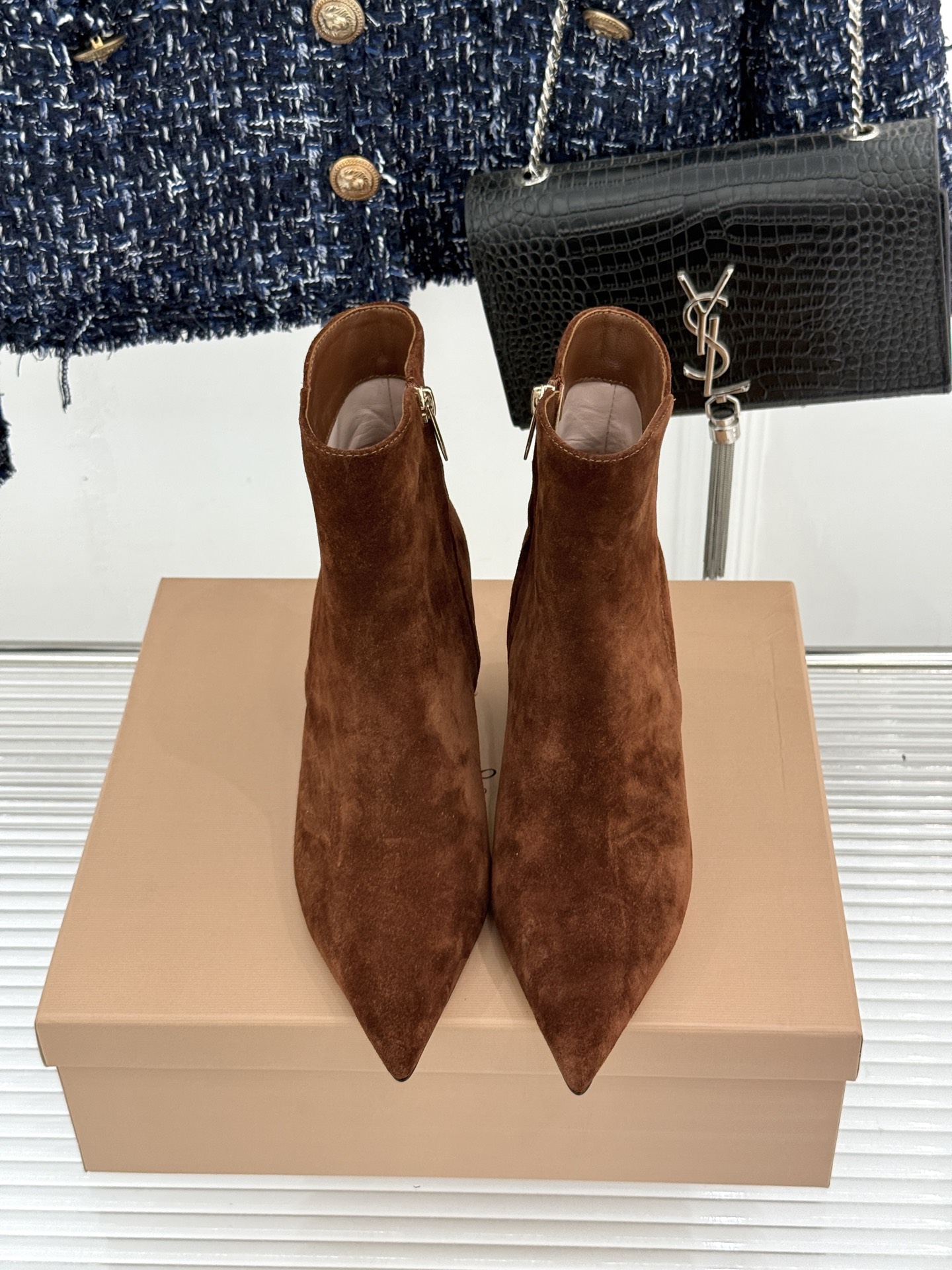 Gianvito Rossi 26WF秋冬新品 尖头复古侧拉链高跟短靴 意式极简镌刻复古调性 尖头勾勒纤细足型线条 侧拉