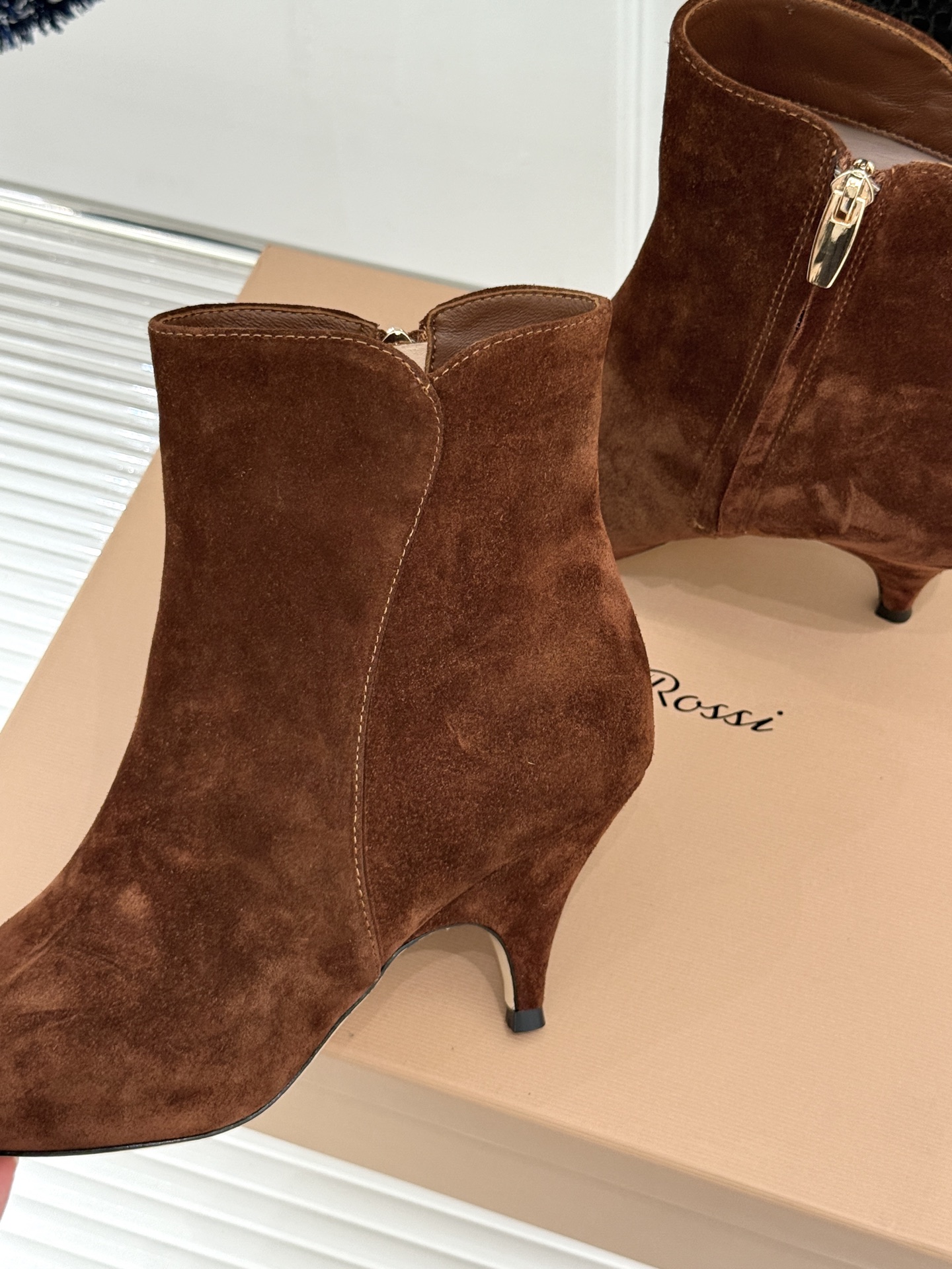 Gianvito Rossi 26WF秋冬新品 尖头复古侧拉链高跟短靴 意式极简镌刻复古调性 尖头勾勒纤细足型线条 侧拉