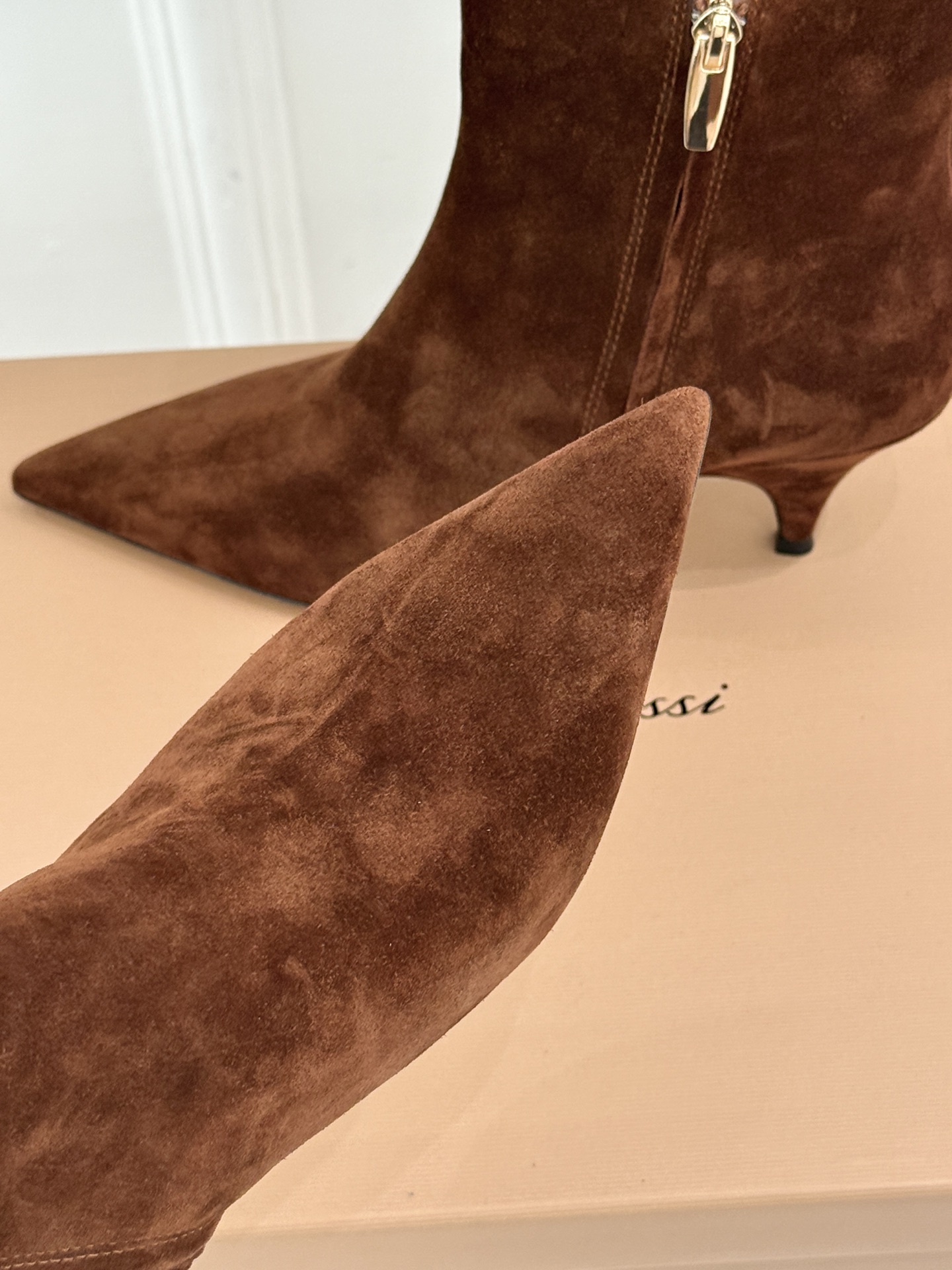 Gianvito Rossi 26WF秋冬新品 尖头复古侧拉链高跟短靴 意式极简镌刻复古调性 尖头勾勒纤细足型线条 侧拉