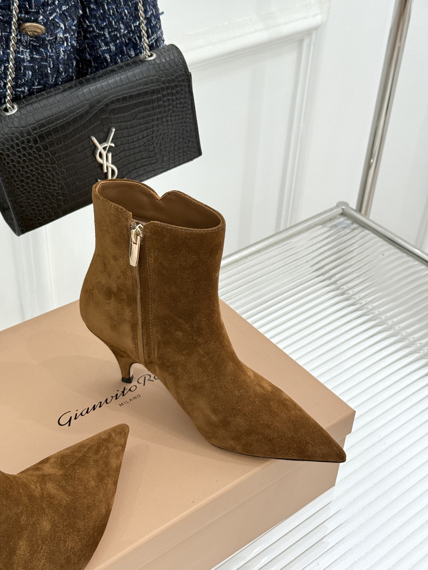 Gianvito Rossi 26WF秋冬新品 尖头复古侧拉链高跟短靴 意式极简镌刻复古调性 尖头勾勒纤细足型线条 侧拉 Gianvito Rossi 26WF秋冬新品 尖头复古侧拉链高跟短靴 意式极简镌刻复古调性 尖头勾勒纤细足型线条 侧拉