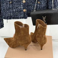 Gianvito Rossi 26WF秋冬新品 尖头复古侧拉链高跟短靴 意式极简镌刻复古调性 尖头勾勒纤细足型线条 侧拉 Gianvito Rossi 26WF秋冬新品 尖头复古侧拉链高跟短靴 意式极简镌刻复古调性 尖头勾勒纤细足型线条 侧拉