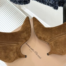 Gianvito Rossi 26WF秋冬新品 尖头复古侧拉链高跟短靴 意式极简镌刻复古调性 尖头勾勒纤细足型线条 侧拉 Gianvito Rossi 26WF秋冬新品 尖头复古侧拉链高跟短靴 意式极简镌刻复古调性 尖头勾勒纤细足型线条 侧拉