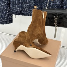 Gianvito Rossi 26WF秋冬新品 尖头复古侧拉链高跟短靴 意式极简镌刻复古调性 尖头勾勒纤细足型线条 侧拉 Gianvito Rossi 26WF秋冬新品 尖头复古侧拉链高跟短靴 意式极简镌刻复古调性 尖头勾勒纤细足型线条 侧拉