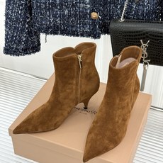 Gianvito Rossi 26WF秋冬新品 尖头复古侧拉链高跟短靴 意式极简镌刻复古调性 尖头勾勒纤细足型线条 侧拉 Gianvito Rossi 26WF秋冬新品 尖头复古侧拉链高跟短靴 意式极简镌刻复古调性 尖头勾勒纤细足型线条 侧拉
