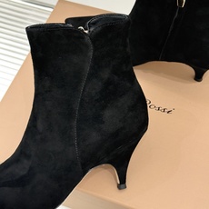 Gianvito Rossi 26WF秋冬新品 尖头复古侧拉链高跟短靴 意式极简镌刻复古调性 尖头勾勒纤细足型线条 侧拉 Gianvito Rossi 26WF秋冬新品 尖头复古侧拉链高跟短靴 意式极简镌刻复古调性 尖头勾勒纤细足型线条 侧拉