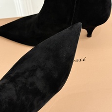 Gianvito Rossi 26WF秋冬新品 尖头复古侧拉链高跟短靴 意式极简镌刻复古调性 尖头勾勒纤细足型线条 侧拉 Gianvito Rossi 26WF秋冬新品 尖头复古侧拉链高跟短靴 意式极简镌刻复古调性 尖头勾勒纤细足型线条 侧拉