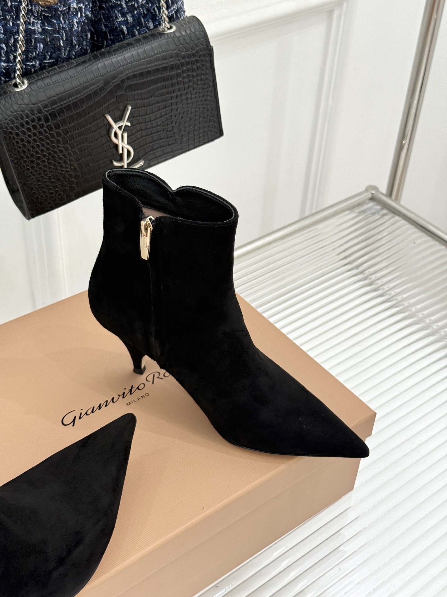 Gianvito Rossi 26WF秋冬新品 尖头复古侧拉链高跟短靴 意式极简镌刻复古调性 尖头勾勒纤细足型线条 侧拉 Gianvito Rossi 26WF秋冬新品 尖头复古侧拉链高跟短靴 意式极简镌刻复古调性 尖头勾勒纤细足型线条 侧拉