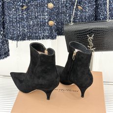 Gianvito Rossi 26WF秋冬新品 尖头复古侧拉链高跟短靴 意式极简镌刻复古调性 尖头勾勒纤细足型线条 侧拉 Gianvito Rossi 26WF秋冬新品 尖头复古侧拉链高跟短靴 意式极简镌刻复古调性 尖头勾勒纤细足型线条 侧拉
