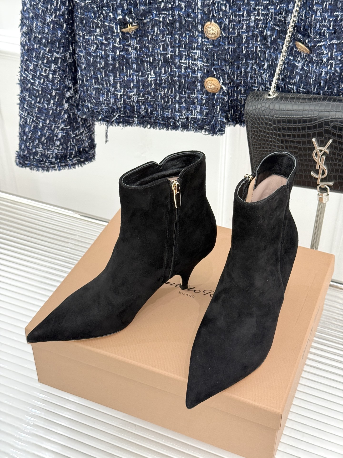 Gianvito Rossi 26WF秋冬新品 尖头复古侧拉链高跟短靴 意式极简镌刻复古调性 尖头勾勒纤细足型线条 侧拉 Gianvito Rossi 26WF秋冬新品 尖头复古侧拉链高跟短靴 意式极简镌刻复古调性 尖头勾勒纤细足型线条 侧拉