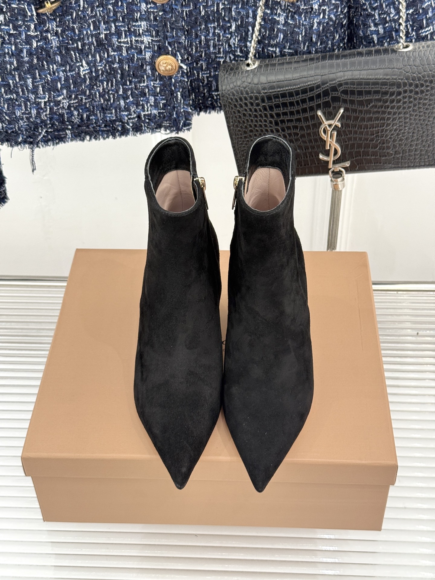 Gianvito Rossi 26WF秋冬新品 尖头复古侧拉链高跟短靴 意式极简镌刻复古调性 尖头勾勒纤细足型线条 侧拉 Gianvito Rossi 26WF秋冬新品 尖头复古侧拉链高跟短靴 意式极简镌刻复古调性 尖头勾勒纤细足型线条 侧拉