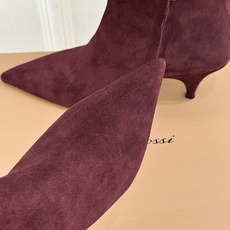 Gianvito Rossi 26WF秋冬新品 尖头复古侧拉链高跟短靴 意式极简镌刻复古调性 尖头勾勒纤细足型线条 侧拉 Gianvito Rossi 26WF秋冬新品 尖头复古侧拉链高跟短靴 意式极简镌刻复古调性 尖头勾勒纤细足型线条 侧拉