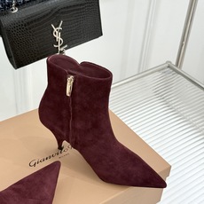 Gianvito Rossi 26WF秋冬新品 尖头复古侧拉链高跟短靴 意式极简镌刻复古调性 尖头勾勒纤细足型线条 侧拉 Gianvito Rossi 26WF秋冬新品 尖头复古侧拉链高跟短靴 意式极简镌刻复古调性 尖头勾勒纤细足型线条 侧拉