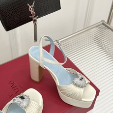 Valentino/华伦天奴26WF新品 露趾爱心超防水台粗跟凉鞋 爱心V标镌刻浪漫调性 方头露趾衬足型纤细 超厚防水台 Valentino/华伦天奴26WF新品 露趾爱心超防水台粗跟凉鞋 爱心V标镌刻浪漫调性 方头露趾衬足型纤细 超厚防水台
