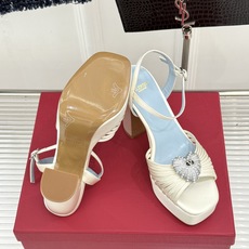Valentino/华伦天奴26WF新品 露趾爱心超防水台粗跟凉鞋 爱心V标镌刻浪漫调性 方头露趾衬足型纤细 超厚防水台 Valentino/华伦天奴26WF新品 露趾爱心超防水台粗跟凉鞋 爱心V标镌刻浪漫调性 方头露趾衬足型纤细 超厚防水台