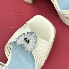 Valentino/华伦天奴26WF新品 露趾爱心超防水台粗跟凉鞋 爱心V标镌刻浪漫调性 方头露趾衬足型纤细 超厚防水台 Valentino/华伦天奴26WF新品 露趾爱心超防水台粗跟凉鞋 爱心V标镌刻浪漫调性 方头露趾衬足型纤细 超厚防水台