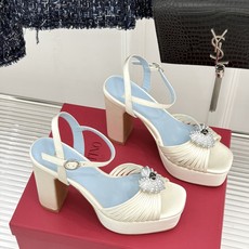 Valentino/华伦天奴26WF新品 露趾爱心超防水台粗跟凉鞋 爱心V标镌刻浪漫调性 方头露趾衬足型纤细 超厚防水台 Valentino/华伦天奴26WF新品 露趾爱心超防水台粗跟凉鞋 爱心V标镌刻浪漫调性 方头露趾衬足型纤细 超厚防水台