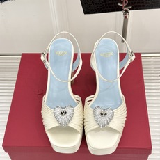 Valentino/华伦天奴26WF新品 露趾爱心超防水台粗跟凉鞋 爱心V标镌刻浪漫调性 方头露趾衬足型纤细 超厚防水台 Valentino/华伦天奴26WF新品 露趾爱心超防水台粗跟凉鞋 爱心V标镌刻浪漫调性 方头露趾衬足型纤细 超厚防水台