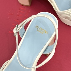 Valentino/华伦天奴26WF新品 露趾爱心超防水台粗跟凉鞋 爱心V标镌刻浪漫调性 方头露趾衬足型纤细 超厚防水台 Valentino/华伦天奴26WF新品 露趾爱心超防水台粗跟凉鞋 爱心V标镌刻浪漫调性 方头露趾衬足型纤细 超厚防水台