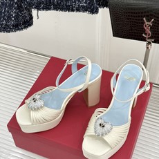 Valentino/华伦天奴26WF新品 露趾爱心超防水台粗跟凉鞋 爱心V标镌刻浪漫调性 方头露趾衬足型纤细 超厚防水台 Valentino/华伦天奴26WF新品 露趾爱心超防水台粗跟凉鞋 爱心V标镌刻浪漫调性 方头露趾衬足型纤细 超厚防水台