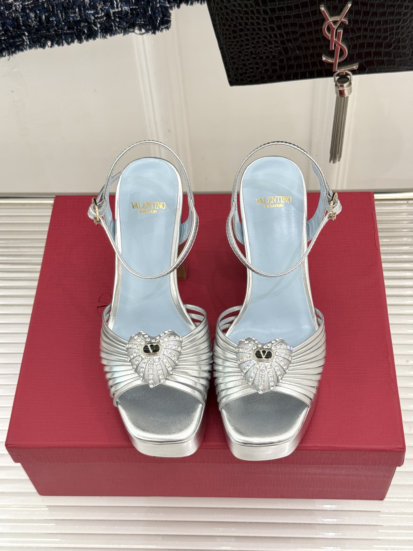 Valentino/华伦天奴26WF新品 露趾爱心超防水台粗跟凉鞋 爱心V标镌刻浪漫调性 方头露趾衬足型纤细 超厚防水台