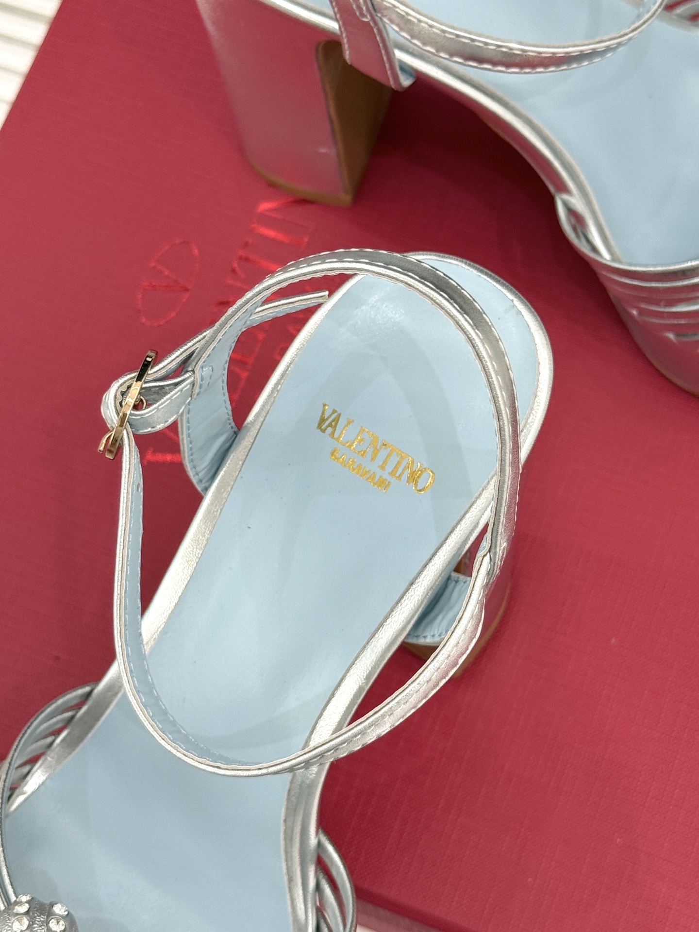 Valentino/华伦天奴26WF新品 露趾爱心超防水台粗跟凉鞋 爱心V标镌刻浪漫调性 方头露趾衬足型纤细 超厚防水台
