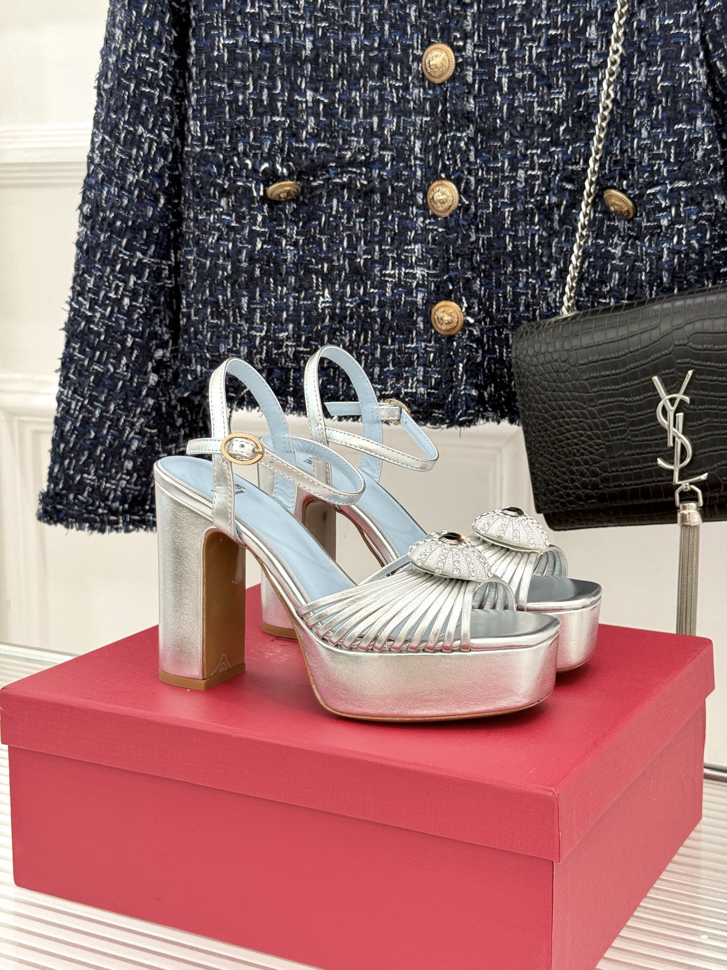 Valentino/华伦天奴26WF新品 露趾爱心超防水台粗跟凉鞋 爱心V标镌刻浪漫调性 方头露趾衬足型纤细 超厚防水台